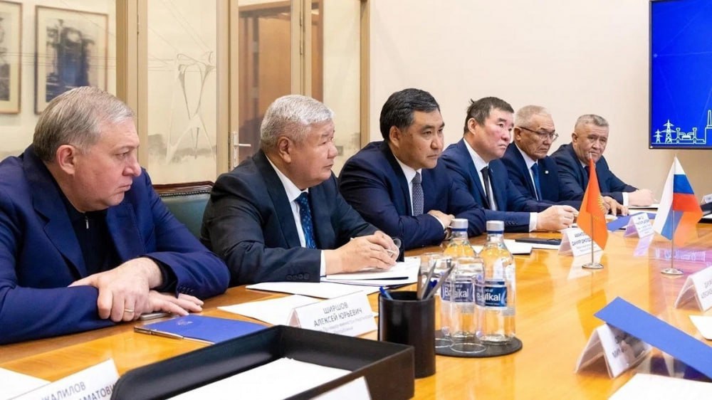 Узнаете знакомое лицо на фото На табличку еще можно посмотреть Снимок сделан 16 февраля в Москве когда министр энергетики России Сергей Цивилев встретился с первым вице премьером Данияром Амангельдиевым и министром энергетики Таалайбеком Ибраевым На встрече также были представители Русгидро и судя по фото Алексей Ширшов Обсуждали сотрудничество в электроэнергетике В частности проект Верхне Нарынского каскада ГЭС Стороны договорились продолжить работу и наметили дальнейшие шаги Также говорили о совместных проектах в топливно энергетическом секторе Интересно что кыргызская сторона о встрече официально не сообщала информация появилась только на сайте Минэнерго России Подписывайтесь и делитесь http t me kaktus mediakg