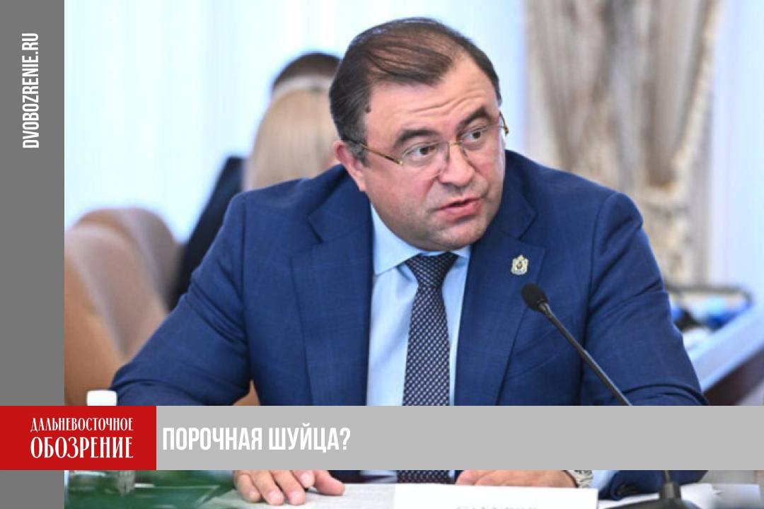 В Центральном райсуде Хабаровска продолжаются слушания по делу Вадима Сабурова Корреспондент Дальневосточного обозрения стал единственным слушателем на двух открытых заседаниях и узнал что происходит за закрытыми дверями Кто такой Вадим Сабуров Бывший зампред правительства края по природным ресурсам В прошлом являлся владельцем сетей АЗС и лесных активов сейчас в федеральном розыске Ему вменяют 1   взятку на 11 4 млн рублей 2   покушение на дачу взятки 3   превышение полномочий Что выяснилось в суде      По версии следствия деньги Сабуров передавал экс министру лесного хозяйства Максиму Гулько который по одной из озвученных версий участвовал в следственном эксперименте и якобы должен был зафиксировать передачу  По одной из версий озвученных адвокатами Сабурова именно Гулько передал ныне находящемуся в розыске экс чиновнику информацию о готовящемся деле Подробности в материале ДВ Обозрение Другие новости