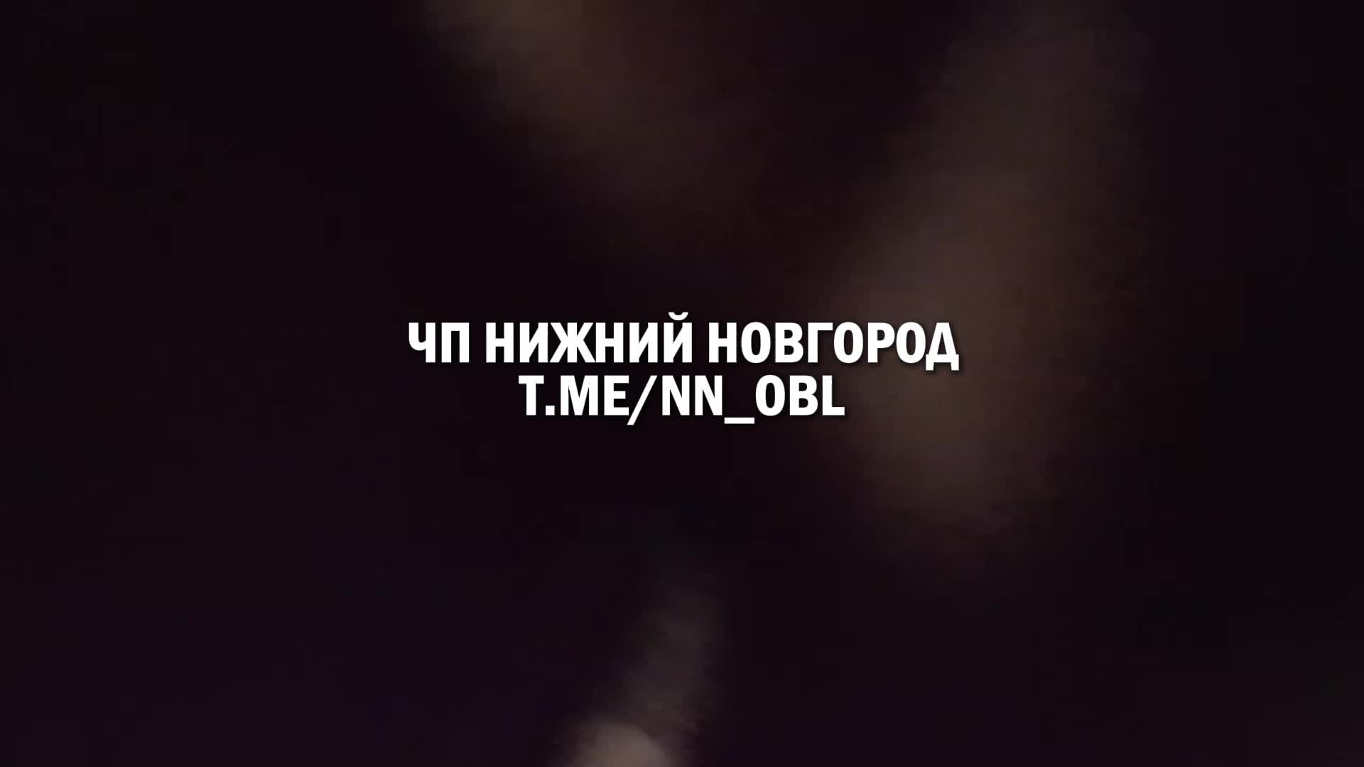 Сильный ветер повредил облицовку дома на Московском шоссе в Нижнем Новгороде