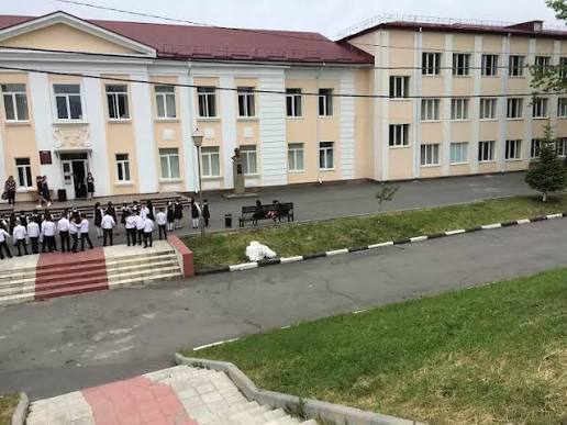 В 18 школах Северной Осетии введут занятия по вольной борьбе Сообщает ИрИнформ Среди них школа 13 им К Хетагурова гимназия 45 им Ж Дюмезиля школа 2 им Х Милдзихова в Эльхотово школа интернат им З Тигеева в Моздоке а также школа 47 во Владикавказе сообщили Иринформу в Минобрнауки республики Вести занятия будут тренеры по вольной борьбе с опытом подготовки профессиональных спортсменов Дети с 1 по 6 класс смогут посещать спортивные уроки 4 раза в неделю У нас зал спортивный вне уроков обычно свободен нет секций дополнительных На предложение участвовать в проекте мы охотно согласились Занятия будут проходить в качестве доп образования после уроков Для детей будет все бесплатно Это важно отметила директор школы 13 им К Хетагурова Алла Бекоева Напомним что проект Спортивная борьба в школу реализуется по поручению главы республики Сергея Меняйло riaossetia