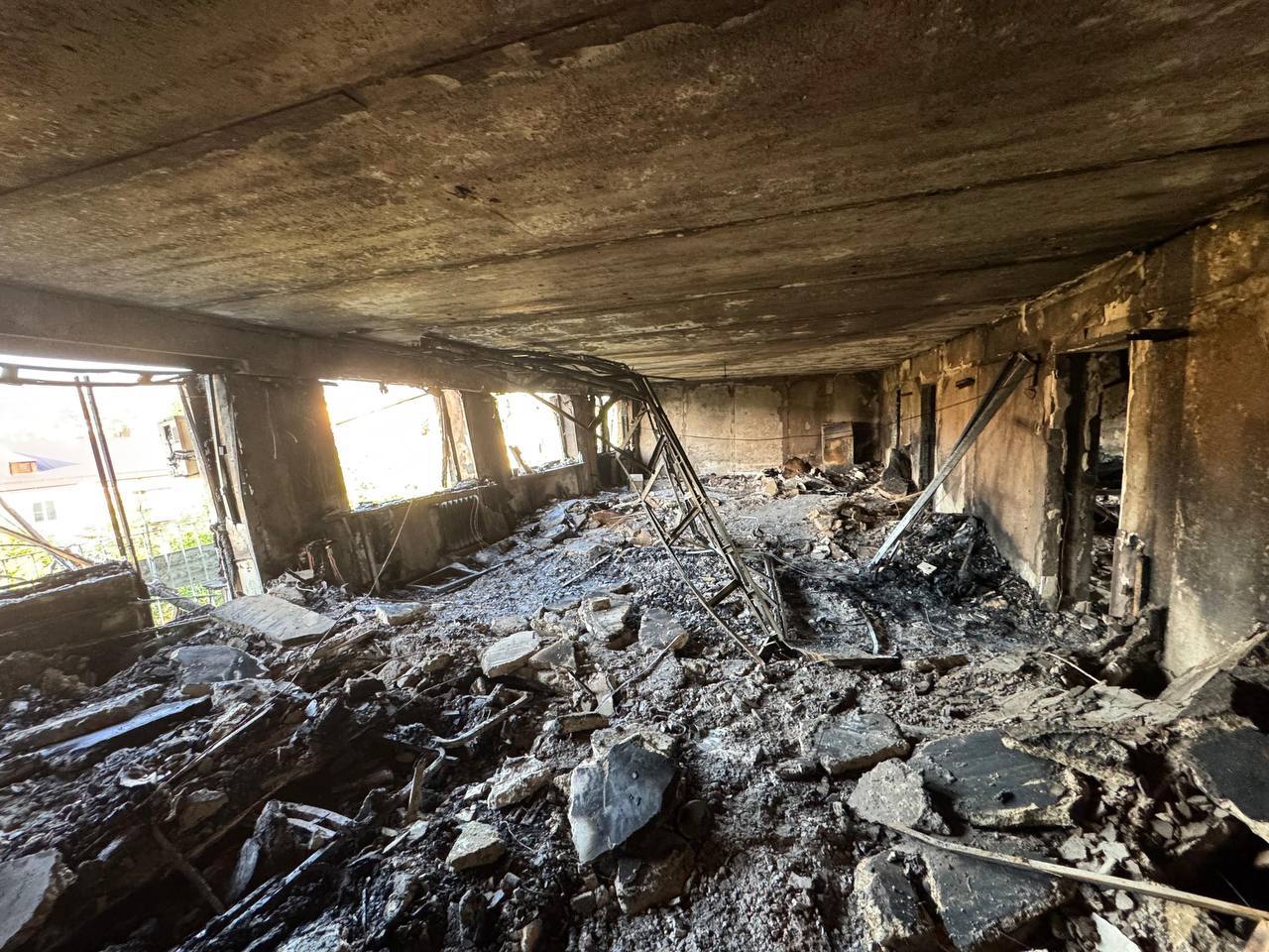 В многоквартирном доме на Анапском шоссе, где произошёл взрыв бытового газа, введён локальный режим ЧС. Три семьи из семи человек, которым необходима была помощь, расселены в пункт временного размещения в гостинице «Новороссийск».   Сегодня ожидаем экспертов из Краснодара для проведения обследования жилого дома на предмет аварийного состояния, безопасности, возможности дальнейшего восстановления и эксплуатации.   По завершении экспертизы начнутся подомовые обходы для определения ущерба с последующей компенсацией. Предварительно, пострадала 21 квартира, сильно повреждены – 3.   Собственникам и жильцам окажем материальную помощь:  Единовременная выплата – 15 000 рублей на человека. Финансовая помощь в связи с частичной утратой имущества первой необходимости – 75 000 рублей. За полностью утраченное имущество первой необходимости – 150 000 рублей.  Сумма единовременного пособия новороссийцам, получившим в результате ЧС легкий вред здоровью, – 300 000 рублей, средней тяжести – 600 000 рублей. В связи с гибелью члена семьи единовременное пособие за каждого погибшего – 1 500 000 рублей.