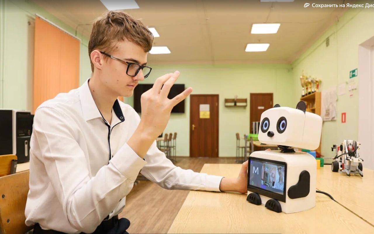 В Подмосковье ученик 11 класса создал робота панду для глухонемых людей Виталий Симонов из школы N13 г Электростали разработал устройство которое в игровой форме обучает жестовому языку Школьник назвал робота Дактик распечатал корпус на 3D принтере и обучил нейросеть по фото жестовому языку Робот распознает жесты с помощью технологий компьютерного зрения и искусственного интеллекта а затем проверяет их правильность Разработку уже протестировали ребята в местной профильной школе интернате Подписаться Прислать новость Проголосовать за канал Читать в MАХ