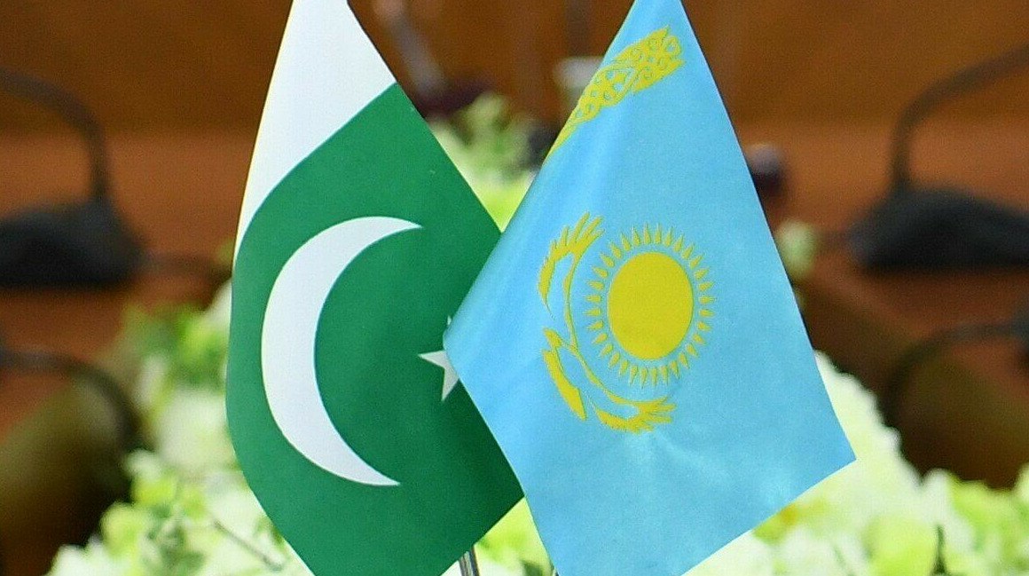 Казахстан и Пакистан расширяют сотрудничество Токаев проведет переговоры с руководством страны Президент Казахстана Касым Жомарт Токаев 3 4 февраля посетит Пакистан с государственным визитом передает ArbatMedia Программа пребывания главы государства включает переговоры с премьер министром Шахбазом Шарифом и президентом Асифом Али Зардари Стороны обсудят развитие политических связей между двумя странами расширение торгово экономических отношений и углубление культурно гуманитарных контактов Также запланировано участие Токаева в казахско пакистанском бизнес форуме где представители деловых кругов обеих стран смогут обсудить перспективы сотрудничества Прислать новость