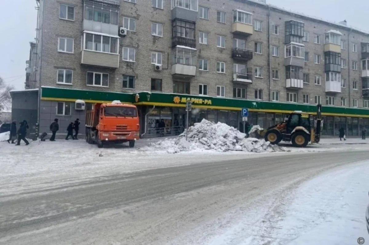 Полицию Барнаула привлекли к очистке парковок от снега  Полицейские Барнаула начали помогать дорожникам с очисткой парковок от снега. Как сообщили в пресс-службе мэрии города, привлечь к работам правоохранителей решили в связи с большим числом жалоб на неубранные парковочные места.  Как оказалось, эффективность работ снижают водители, которые игнорируют требования дорожных знаков, установленных на проблемных участках. Теперь автомобили нарушителей правил дорожного движения будут эвакуировать с помощью сотрудников ГИБДД.  Новую систему опробовали 18 февраля. Очистка парковок с участием «Автодорстроя» и городской Госавтоинспекции прошла на улице Молодёжной.    АиФ Алтай