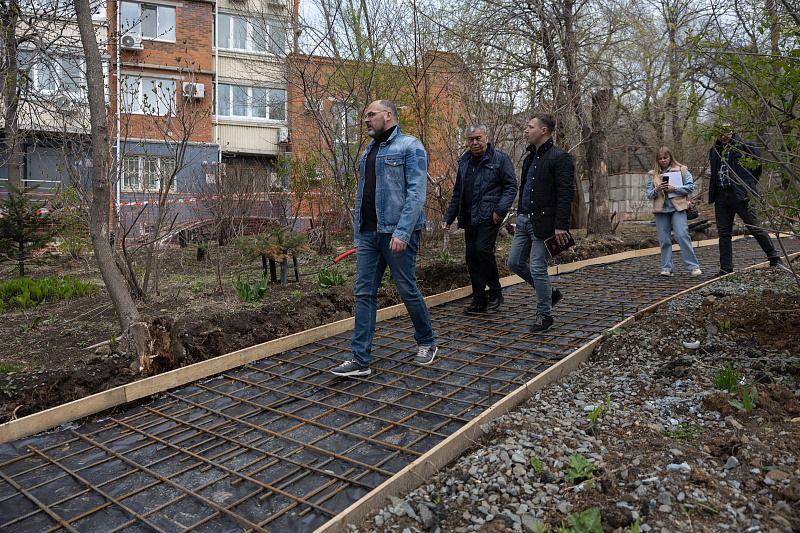 Глава Владивостока проверил ход благоустройства городских скверов Константин Шестаков осмотрел ход работ по благоустройству трех городских скверов, выбранных горожанами в рамках национального проекта «Инфраструктура для жизни». В этом году преобразуют сквер имени Кутузова, общественное пространство на Некрасовской, 96-98, а также сквер на Борисенко, 102. В сквере имени Кутузова работы выполняются с опережением графика: подготовлено место под детскую площадку, построена новая лестница и началось обустройство нижней части. В то же время на Некрасовской, 96-98, темпы ремонта низкие — разобрана старая брусчатка, но работы идут медленно. Глава города поручил усилить контроль за этим объектом. В сквере у Энергетического колледжа на Борисенко, 102, работы выполняются в плановом режиме: готовится основание под пешеходные дорожки, монтируются коммунальные сети. В проекте предусмотрены новые спортивная и детская площадки, а также удобные переходы между улицами для жителей района. Городская администрация напоминает, что до 12 июня продолжается голосование за следующий сквер для благоустройства в 2026 году. Голосование пройдёт на выбор одного сквера, победят три территории.