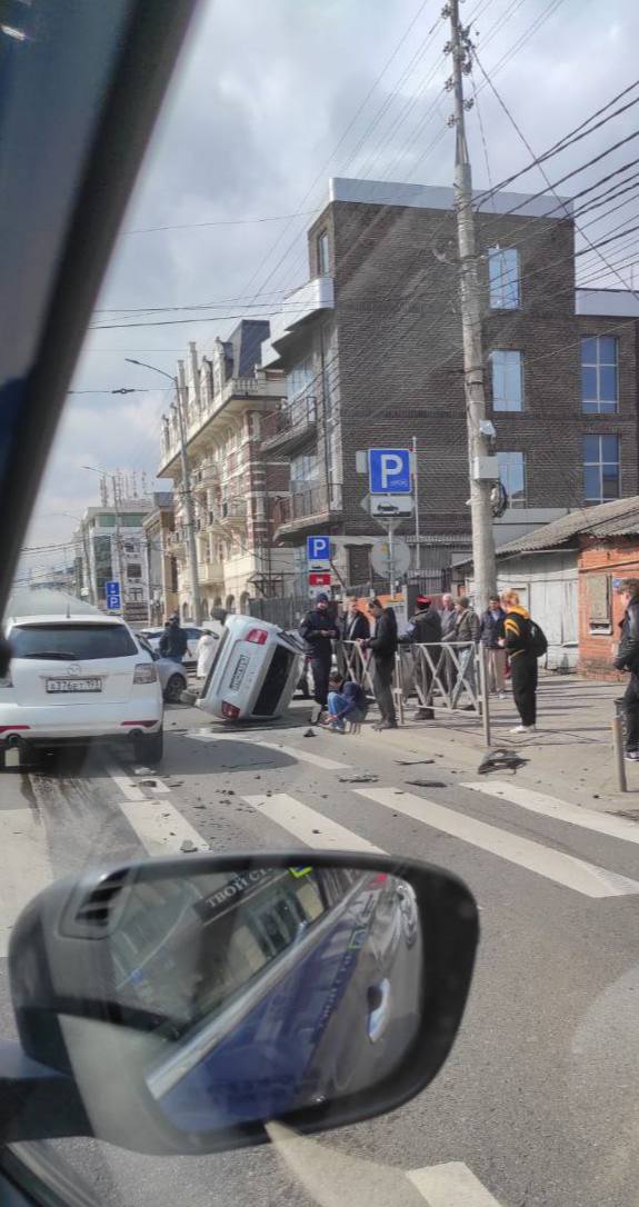 В центре Краснодара перевернулась машина  В результате столкновения одна из машин перевернулась. На месте работают сотрудники ГИБДД и скорая помощь. Информация о пострадавших уточняется.