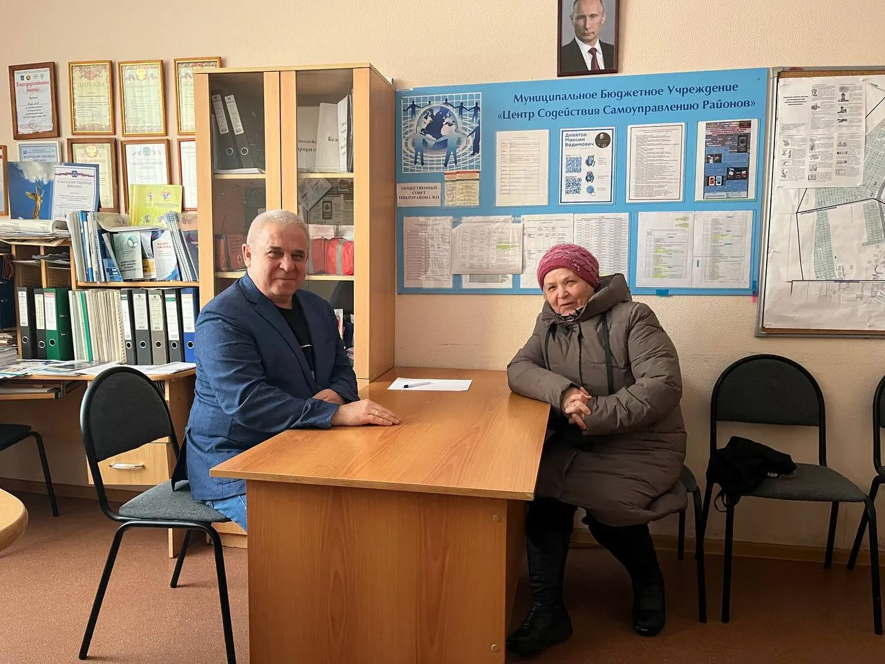 На праймериз выдвинули потерявшего должность председателя думы Юрия Ферапонтова Единоросс планирует идти в Самарскую губдуму по Новокуйбышевскому округу 5 Экс председатель думы Новокуйбышевска подал документы на предварительное голосование Единой России Юрий Ферапонтов хочет попасть в Самарскую губдуму VIII созыва и выдвигается по Новокуйбышевскому одномандатному избирательному округу 5 В июне прошлого года стало известно о приостановлении в Новокуйбышевске полномочий секретаря местного отделения Единой России Юрия Ферапонтова Причины кадрового решения не озвучивались Ранее у силовиков к нему возникали вопросы касающиеся уголовного дела о незаконной приватизации санатория Автотранспортник в Туапсе До этого санаторий был в муниципальной собственности Новокуйбышевска В материалах уголовного дела среди прочего говорится о финансовых переводах от АО Санаторий Автотранспортник индивидуальной предпринимательнице Анастасии Ферапонтовой супруге Юрия Ферапонтова Следствие считает что санаторий был незаконно передан бизнесменам включая предпринимателей из Новокуйбышевска В рамках расследования силовики провели обыски в городской думе Новокуйбышевска где Юрий Ферапонтов был председателем с 2010 года до сентября 2024 года В суде прокуратура попросила признать приватизацию санатория недействительной Юрий Ферапонтов избрался в муниципальный парламент в 2004 году Спустя несколько лет стал председателем думы и с того времени оставался её бессменным руководителем В сентябре 2024 года Юрий Ферапонтов выиграл выборы в гордуму но потерял пост председателя Новокуйбышевской думы Несколько дней назад стало известно что в губдуму планирует выдвигаться покидающий пост мэра Новокуйбышевска участник СВО Максим Девятов