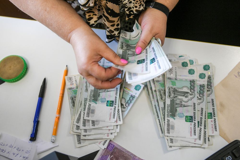 У ряда россиян есть возможность забрать накопительную часть пенсии. Об этом рассказал кандидат экономических наук, доцент экономического факультета РУДН Андрей Гиринский. "Получить накопительную пенсию могут женщины, достигшие 55 лет, и мужчины, достигшие 60 лет. Есть ограничения по суммам. Если сумма накоплений менее 412 тысяч рублей, доступна опция единовременного получения. В случае превышения накоплений над этим пороговым значением, возможно оформление ежемесячной выплаты", - цитирует Гиринского агентство "Прайм". Узнать размер накопительной части пенсии можно на сайте Госуслуг, либо в МФЦ, Социальном фонде России или Негосударственном пенсионном фонде НПФ . Для получения накопительной части пенсии необходимо обратиться в Соцфонд или НПФ, если накопления формировались там. Фото: РИА Новости