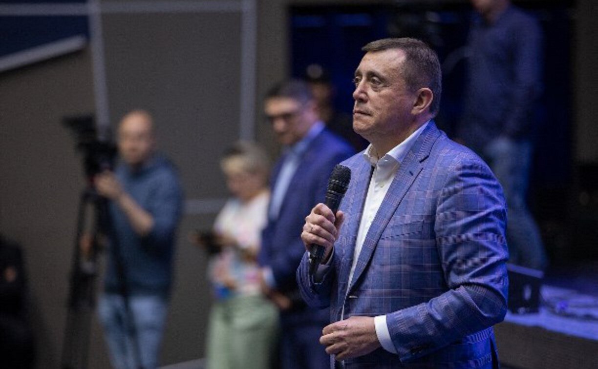 Губернатор потребовал ускорить темпы ремонта проспекта Мира в Южно-Сахалинске Сейчас движение на главном выезде из островной столицы временно доступно лишь по двум полосам. Запустить транспорт по четырём полосам в грунтовом исполнении должны были в июне, но из-за ошибки в проектной документации график сдвинулся, сообщают в правительстве региона. К 15 июля на участке проспекта Мира должны подготовить земляное полотно. Когда грунт устоится, запустят движение транспорта. В августе планируют положить асфальтобетонное покрытие. Чтобы уменьшить отставание от графика, строители будут работать круглосуточно двумя бригадами. Валерий Лимаренко ещё раз сделал предупреждение: пыли быть не должно. По поручению главы региона число поливальных машин увеличат до шести. Такие же меры примут на участке проспекта Мира в северной части города, где сегодня тоже идёт капремонт. Прислать новость Подписывайся на «АСТВ.ру»