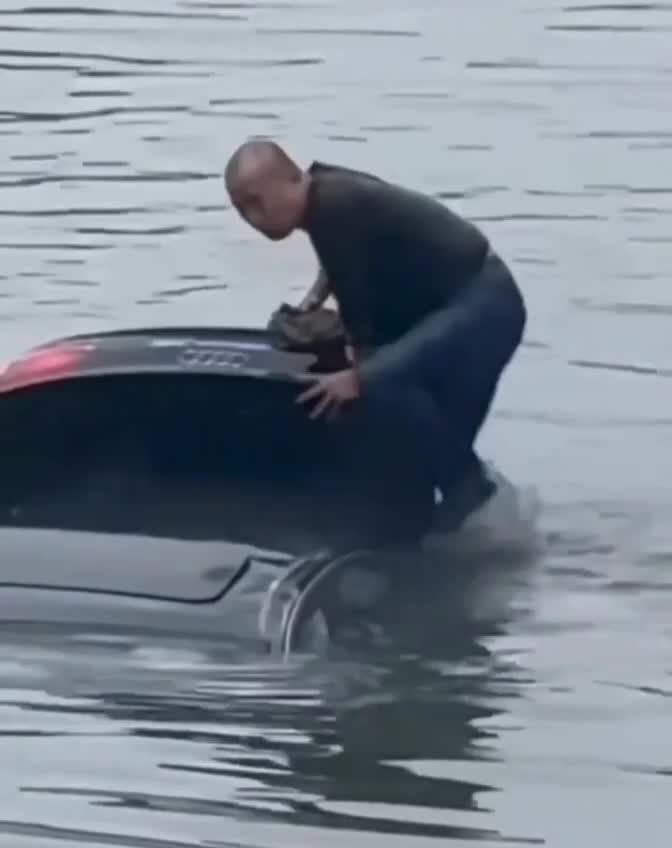 В Тайчжоу мужчина спас водителя из тонущего автомобиля