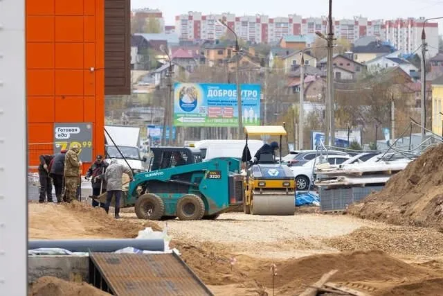 Строительство смоленского теннисного центра скоро завершится В Смоленске на проспекте Гагарина подходит к концу строительство современного центра настольного тенниса Объект возводится строго по графику и находится под постоянным контролем властей Вице губернатор Анастасия Гапеева и мэр Смоленска Александр Новиков лично проинспектировали ход работ Проект реализуется при поддержке Федерации настольного тенниса России и Центра развития спорта Смоленской области Новый центр это модульное одноэтажное здание площадью более 1300 кв м где смогут одновременно тренироваться 48 спортсменов Внутри разместятся профессиональный зал с 12 теннисными столами раздевалки санузлы и все необходимые помещения Сейчас завершаются отделочные работы и благоустройство территории уже готовят основание для пешеходных дорожек