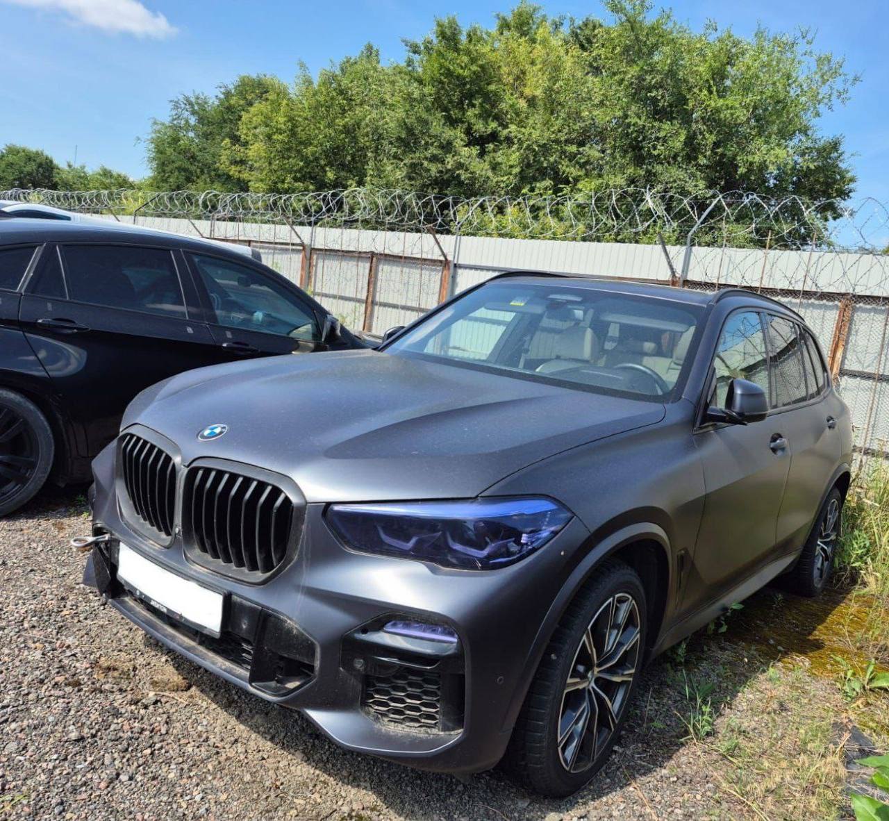 У похитившего 18,5 млн экс-полицейского изъяли BMW X5 2019 года Преступление произошло в 2021-м. Сотрудник МВД познакомился с супружеской парой и втёрся к ней в доверие. Он узнал, что у воронежцев есть своя турбаза, драгоценности и огромная сумма денег. В это время опер общался с уголовником из Ростовской области. Мужчины договорились «обчистить» дом супругов в их отсутствие. Когда муж и жена уехали, ростовчанин и его двое знакомых украли из сейфа 18,5 млн. После этого уголовник встретился с полицейским и передал часть денег. Приставы наложили арест на авто бывшего правоохранителя. Однако его жена попыталась вернуть имущество через суд – там решили, что BMW нужно передать в пользу владельцев турбазы.