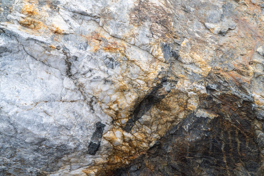 700 млрд рублей и 11 тыс рабочих мест в Сибири запускают кластер по переработке редкоземельных металлов В Красноярске на конференции Сибирский экспресс 2026 объявлен масштабный план по созданию Ангаро Енисейского кластера глубокой переработки редкоземельных металлов Общий объём инвестиций составит 700 млрд рублей а в результате будет создано более 11 тысяч рабочих мест различной квалификации Кластер охватит территории Красноярского края Иркутской области Хакасии и Тувы и станет ядром перехода Сибири от сырьевой модели к высокотехнологичной экономике В его основе производство наукоёмкой продукции с высокой добавленной стоимостью интеграция с РАН ведущими университетами и промышленными партнёрами а также развитие энергетики транспорта и цифровых технологий