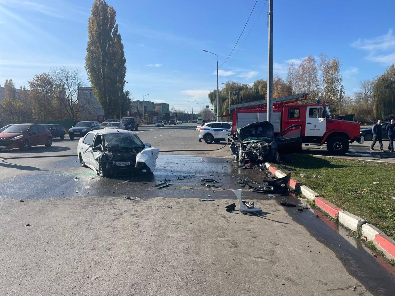 Пять человек пострадали в ДТП с участием двух автомобилей во Владикавказе  Сегодня примерно в 11 часов 50 минут во Владикавказе на Карцинском шоссе произошло дорожно-транспортное происшествие – столкновение двух транспортных средств.  Прибывшими на место ДТП полицейскими установлено, что водитель автомашины «Лада Гранта» 1991 года рождения, двигаясь в сторону пос. Карца, допустил лобовое столкновение с машиной «Лада Гранта», за рулём которой находился мужчина 1996 года рождения.  В результате аварии оба водителя и трое пассажиров белой «Лада Гранта» доставлены в медицинское учреждение.  По факту ДТП полиция проводит проверку. Устанавливаются причины и условия, спровоцировавшие аварийно-опасную ситуацию. По результатам проверки будет принято решение в соответствии с законодательством.