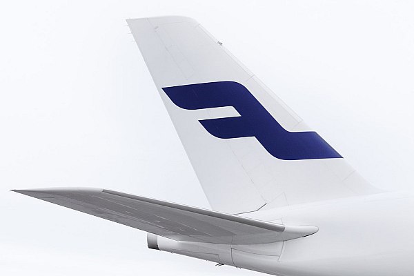 Финская авиакомпания Finnair отменила десятки рейсов после очистки сидений Финская авиакомпания Finnair вывела из эксплуатации несколько своих самолетов Airbus A320 и отменила десятки рейсов из за неправильной очистки пассажирских кресел Всего отменено порядка 40 авиарейсов Об этом пишет Деловой Петербург со ссылкой на данные Yle Причиной отмены рейсов назвали необходимость обеспечить безопасность Руководитель отдела коммуникаций Finnair Мари Канерва пояснила что в ходе постоянного контроля летной годности было обнаружено что чехлы кресел этих самолетов были вымыты водой а влияние такого метода очистки на огнезащиту не было должным образом проверено aviaru net n288745