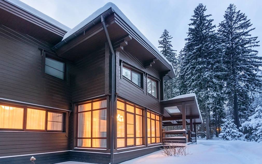 Застройщики частных домов объяснили низкую загрузку в 2025 году  Лишь у 13 подрядчиков ИЖС в 2025 году загрузка превысила 75 средняя по компаниям 49 показал опрос банка Дом РФ  Низкую загрузку аналитики связывают с нестабильным спросом и недостатком оборотных средств В 2026 году около половины компаний прогнозируют загрузку выше 75 Предпосылки для этого есть за период 2025 года значительно вырос интерес подрядных компаний к использованию механизма эскроу и объем привлеченного финансирования для реализации проектов поясняет вице президент директор блока Транзакционный бизнес банка Дом РФ Анна Корнелюк  В 2025 году Дом РФ выделил подрядчикам более 25 млрд руб проектного финансирования что позволяет возвести 570 тыс кв м жилья При полной загрузке в 2026 году объём строительства может вырасти в 2 5 раза дом Фото Alhim Shutterstock FOTODOM Читать РБК Недвижимость в Telegram