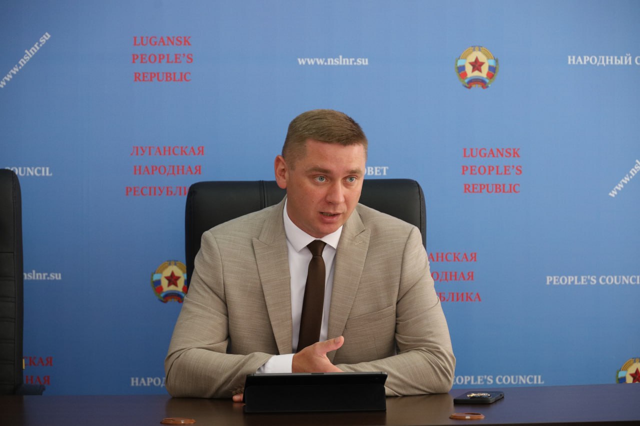 Внедрение экспериментальной системы налогообложения для малого бизнеса обсудили в Комитете по бюджету 4 июня состоялось заседание Комитета по бюджету. Парламентарии обсудили проект закона, предполагающий внедрение автоматизированной упрощенной системы налогообложения АУСН для поддержки малого бизнеса. Документ рассчитан на предпринимателей, чей доход не превышает 60 миллионов в год и у которых в найме не более 5 сотрудников. «Законопроектом предлагается ввести на территории ЛНР АУСН и упростить систему налогообложения. Предприниматели почти полностью освобождаются от необходимости сдачи отчетности за исключением данных о налогах на добавленную стоимость и на прибыль. Страховые взносы платить не нужно. Социальные гарантии обеспечиваются из бюджета. Доходы и расходы определяются по данным ККТ, уполномоченных банков и сведений, которые сами налогоплательщики указали в личном кабинете. Налог рассчитывается автоматически и не самим налогоплательщиком, а налоговым органом. Часть функций налоговых агентов по НДФЛ передана банкам», – рассказал Алексей Белецкий. Также в рамках заседания депутаты проработали проект закона, касающийся исчисления налога на доходы для иностранных граждан. «Налог на доход для иностранных граждан составляет 1200 рублей в месяц при коэффициенте 1 %. Однако регионы могут применять повышенный коэффициент к данной ставке. Проработав этот вопрос с коллегами из профильных ведомств, мы предлагаем установить коэффициент в 2,8 %. Это средний для регионов показатель, который в некоторых субъектах может достигать и 10 %», – сообщил председатель комитета. Алексей Белецкий отметил, что проекты законов будут внесены на рассмотрение Народного Совета. Кроме того, на заседании рассмотрели и ряд проектов федеральных законов. «Обратная связь по федеральному законотворчеству – важная часть работы комитета. Ведь именно регионам, в том числе и нашей республике, в последствии предстоит жить по законам, которые будут приняты после рассмотрения субъектами РФ», – резюмировал парламентарий.
