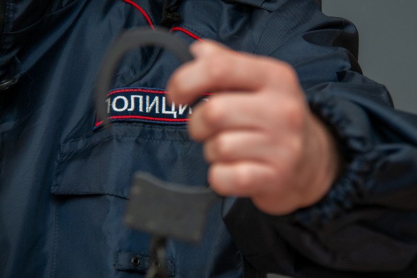 Под Тосно родственника подозревают в надругательстве над 7-летней девочкой В Ульяновке на минувших выходных задержали 42-летнего мужчину, подозреваемого в надругательстве над 7-летней девочкой, сообщает "Фонтанка.ру". Медики обнаружили у ребенка характерные травмы. Мать обратилась в полицию и указала на брата мужа. По данным издания, подозреваемый является апатридом лицом без гражданства - ред. . В прошлом он привлекался за попытку кражи, разбой, причинение вреда здоровью, а в 2009 году получил 15 лет за убийство. Расследуется уголовное дело о насильственных действиях сексуального характера. Svetlana Vozmilova/Global Look Press