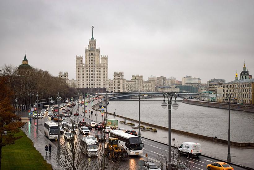 Цены на жилье в прилегающих к ЦАО районах растут быстрее, чем в среднем по Москве  С конца 2021 года средняя стоимость кв. м на первичном рынке жилья в 17 районах Москвы, прилегающих к ЦАО, увеличилась на 38% и достигла 603 тыс. рублей, подсчитали в компании «Метриум». В прочих столичных районах  за исключением Центрального округа и Новой Москвы  «квадрат» за четыре года подорожал меньше – на 30%, до 393 тыс. рублей. При этом в ЦАО средняя цена кв. м за то же период поднялась сразу на 59%, до 1,8 млн рублей.  >>ЧИТАТЬ НОВОСТЬ>>