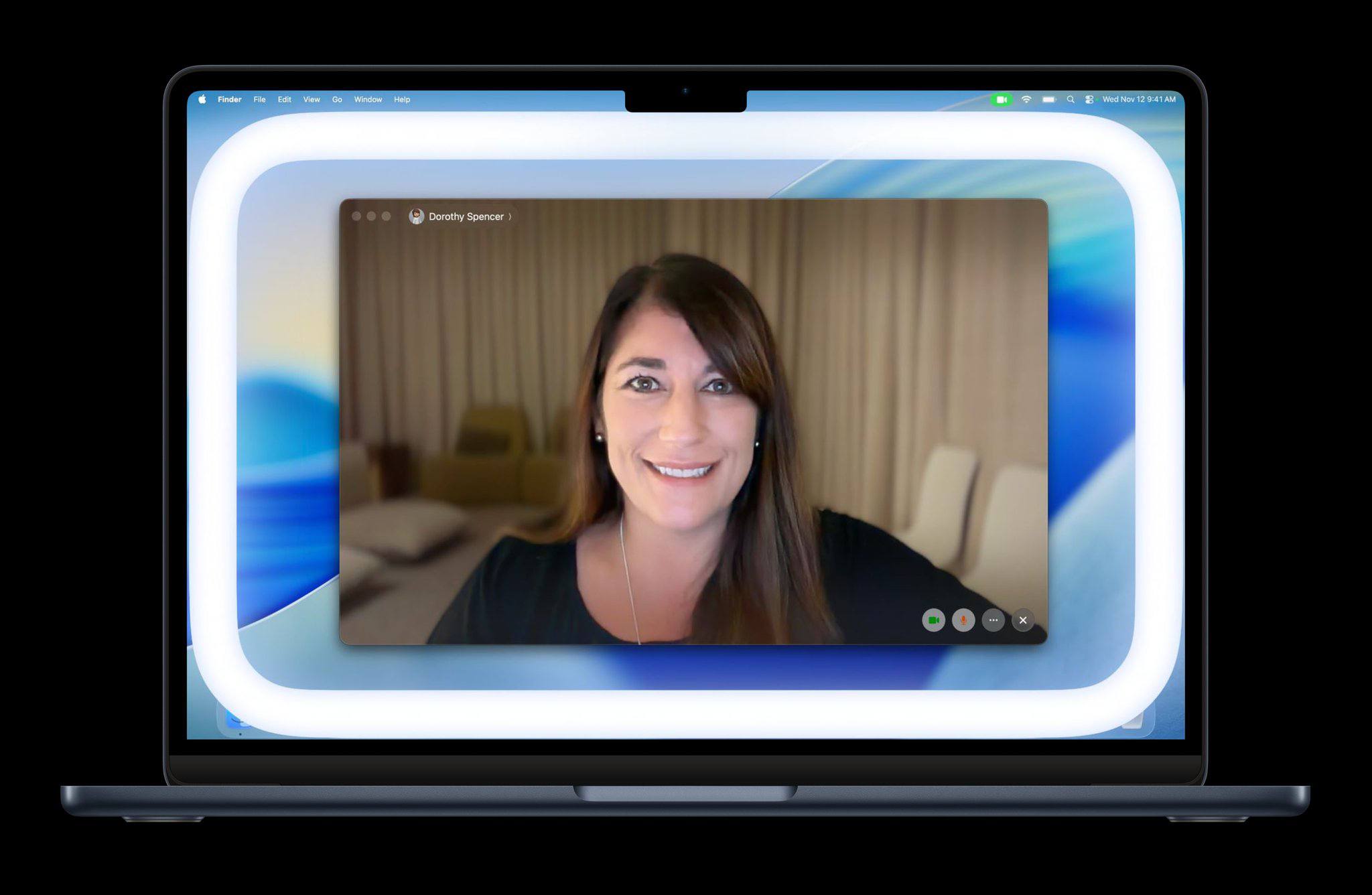 Новое в macOS Tahoe 26 2 beta 2 Edge Light новая фишка для видеозвонков FaceTime которая при активации запускает имитацию светового кольца прямо на дисплее вашего Mac без необходимости использовать физическую лампу Функция работает в адаптивном режиме настраивает уровень яркости в зависимости от окружающего освещения определяет положение и размер лица в кадре для правильной фиксации оттенка и силы света а также немного приглушает свет при фиксировании движения курсора или демонстрации экрана Имеется опция и ручной настройки света с помощью ползунка от тёплого до холодного оттенка наряду с выбором фонов и спецэффектов Функция Edge Light доступна только на компьютерах Mac с чипами M1 и новее а тип камеры не имеет значения встроенная или внешняя Но автоматическая активация светового кольца в macOS 26 2 во время разговора работает по крайней мере пока только на Mac с чипами M4 и M5