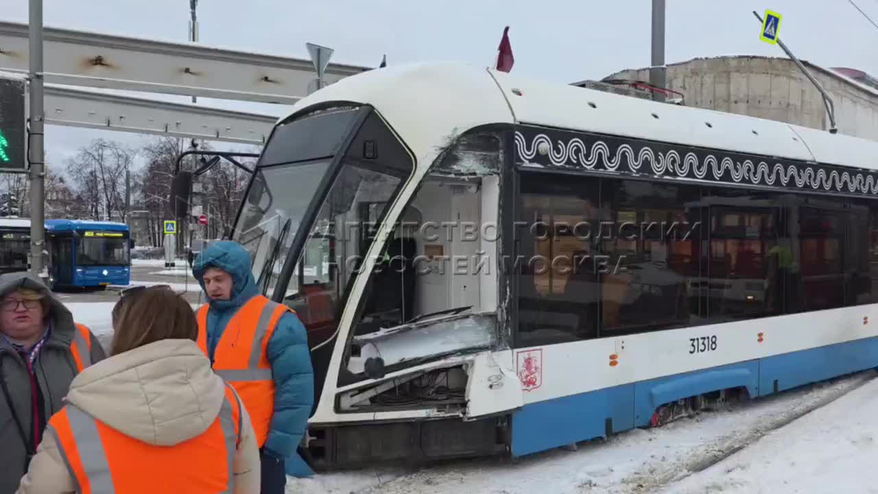 Авария с электробусом и трамваем у метро ВДНХ: количество пострадавших возросло