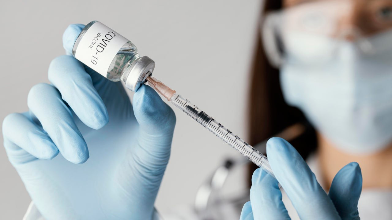 Вакцины против COVID 19 похоже обладают неожиданным преимуществом они продлевают жизнь людей проходящих лечение от рака Это показал анализ историй болезни почти 1000 человек проходящих лечение от рака кожи и лёгких на поздних стадиях Как выяснилось те кому была введена мРНК вакцина против COVID 19 в течение 100 дней после начала приёма ингибиторов контрольных точек жили почти вдвое дольше невакцинированных www ridus ru n 718298 ridusnews
