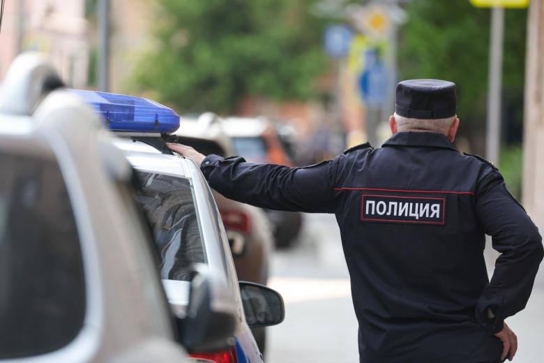 Полицейского и его подельников задержали за инсценировку ДТП в Северной Осетии  Уголовное дело о мошенничестве в сфере автострахования возбуждено в отношении троих жителей Северной Осетии, один из которых был сотрудником полиции, сообщает пресс-служба УФСБ по республике.  Установлено, что фигуранты инсценировали ДТП и получили страховую выплату в размере 350 тыс. рублей.   «Один из подозреваемых, сотрудник отдела МВД одного из районов республики, от имени инспектора ДПС составил административный материала, в который внес заведомо ложные сведения об обстоятельствах дорожно-транспортного происшествия», — отметили в спецслужбе.  Дело заведено по ч. 3 ст. 159.5 УК РФ  мошенничество в сфере страхования .  Крылья TV