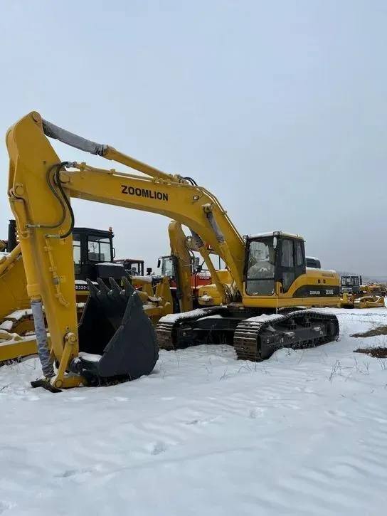 За уничтожение деревьев тяжелой техникой амурчанин получил условный срок Пытаясь выбраться из болота водитель экскаватора сломал деревья В итоге его привлекли к ответственности а технику конфисковали Архаринский районный суд вынес приговор жителю села Чигири За незаконную рубку деревьев ему назначили три года лишения свободы условно с испытательным сроком в два года Кроме того в доход государства у амурчанина конфисковали экскаватор ковшом и гусеницами которого были уничтожены деревья Об этом пишет пресс служба Бурейского лесничества Суд установил что летом 2025 года мужчина на своей спецтехнике отправился выполнять геологоразведочные работы в районе реки Прямой Домикан Здесь расположены леса Бурейского лесничества У амурчанина было разрешение Минлесхоза на проведение работ но без права рубки лесных насаждений По пути следования к местам закладки шурфов экскаватор проезжал гусеницами по растущим деревьям На заболоченных участках тяжелая техника стала вязнуть При помощи ковша экскаватора подсудимый цеплялся за растущие вдоль дороги деревья в результате чего они были свалены отмечается в сообщении пресс службы лесничества Ущерб лесам оцененный в 342 340 рублей мужчина возместил добровольно Приговор пока не вступил в законную силу Фото t me Burea lesnichestvo ТЕЛЕПОРТ РФ здесь все об Амурской области  Мы в МАХ  Написать нам