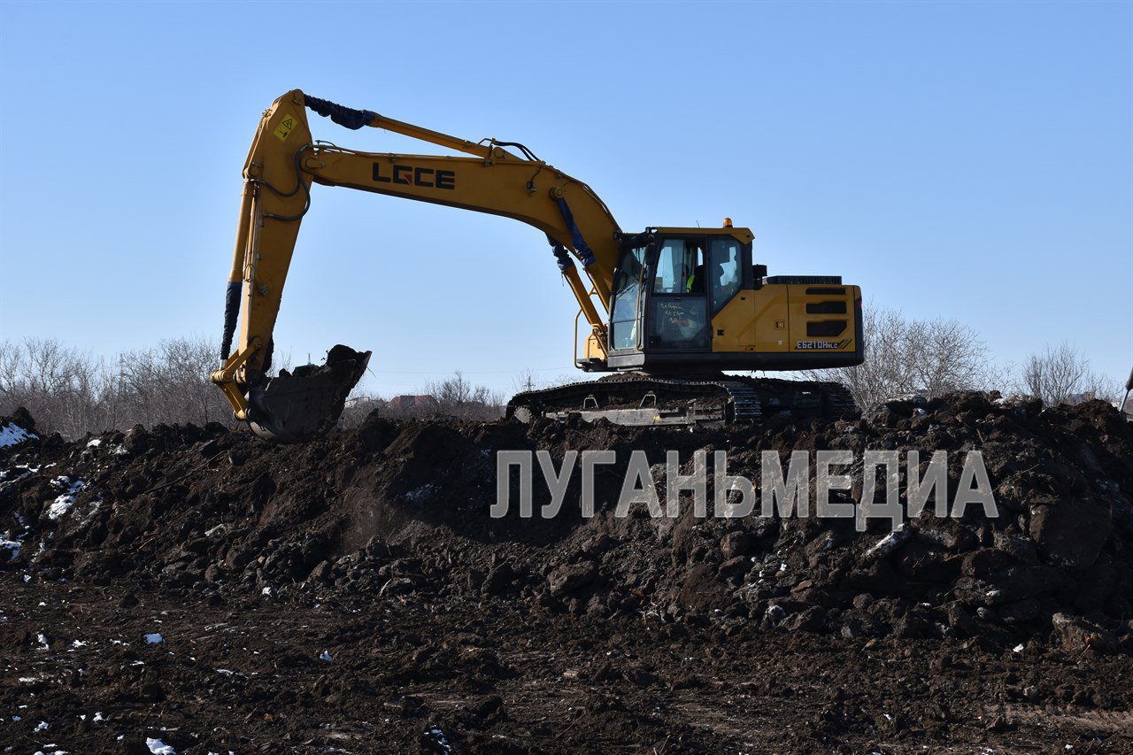 В Алчевске стартовало строительство объекта «Дом Социального обслуживания «Старшее поколение» на 200 мест» по национальному проекту «Семья»   Стройплощадка развернулась на выезде из города с улицы Волгоградской, напротив недавно возведенных новостроек. Сейчас на месте трудятся специалисты генеральной подрядной организации из ООО «Фасмер» и восемь единиц техники.  – На создание нового Дома Социального обслуживания нас сподвигло то, что одно из таких учреждений – Кременской дом-интернат был полностью утрачен в результате боевых действий, – объяснил Евгений Иванович. – Это учреждение будет предоставлять социальные услуги гражданам предпенсионного и пенсионного возраста, инвалидам старше 18 лет, людям, неспособным к самообслуживанию. Это самая социально незащищенная категория граждан, поэтому стационарное социальное обслуживание будет одним из способов улучшить их жизнь и оказать необходимую помощь.    Работы на объекте уже кипят. О них проинформировал директор генподрядной организации ООО «Фасмер» Арсений Пигалков.  – Дом спроектирован по всем стандартам и нормам Российской Федерации». – Помимо жилого фонда, где будут проживать люди, будет возведен и административный корпус – здания будут соединены переходом. Жилой корпус будет двухэтажным, административный – одноэтажным. Территория будет благоустроена прогулочными зонами, все будет создано. В середине этого года планируем, что первый бетон будет залит в землю, и уже к концу года будут видны бетонные сооружения выше отметки нуля. На сегодняшний день порядка 15 человек находятся на участке. Бригады сформированы и готовы приступить к работам по первой необходимости. Предположительно, от 150 до 200 человек будут работать постоянно в активной фазе строительства. Сейчас она тоже активная, но пока что больше работа техники, – подытожил Арсений Александрович.            Вконтакте       Одноклаcсники