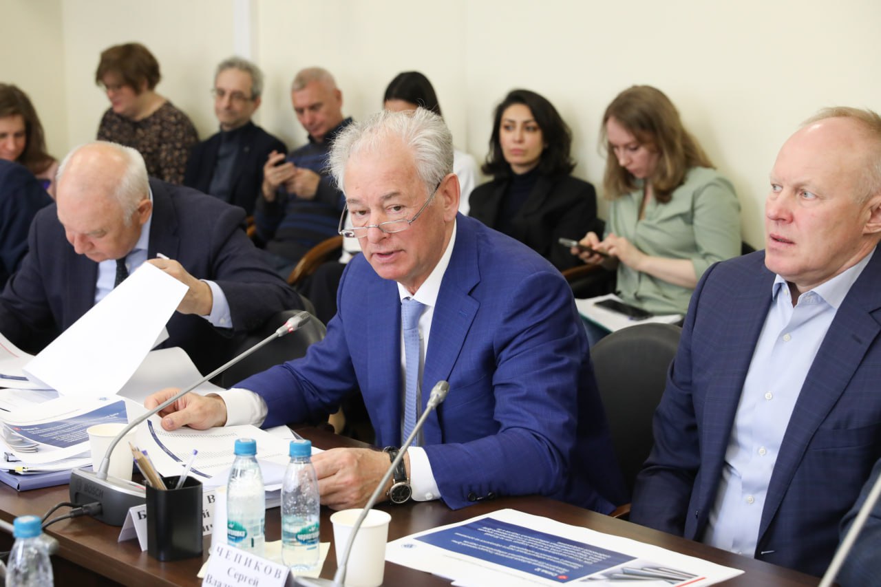 Николай Булаев представил Комитету Госдумы по государственному строительству и законодательству схему одномандатных избирательных округов 12 мая Комитет рассмотрел законопроекты, относящиеся к избирательной сфере. В частности, одной из поправок предлагается изменить периодичность утверждения схемы одномандатных избирательных округов для проведения выборов депутатов Госдумы. Сейчас она утверждается раз в 10 лет, но с учетом динамики изменения численности избирателей в различных регионах предлагается сократить этот срок до пяти лет. Николай Булаев отметил, что ЦИК России поддерживает поправки: Многие из них направлены на то, чтобы кандидату было проще работать в ходе избирательной кампании и представил членам Комитета схему одномандатных избирательных округов для проведения выборов депутатов нижней палаты парламента. Это простая схема распределения избирательных округов по субъекту, здесь нет никакой политической воли – чистая математика