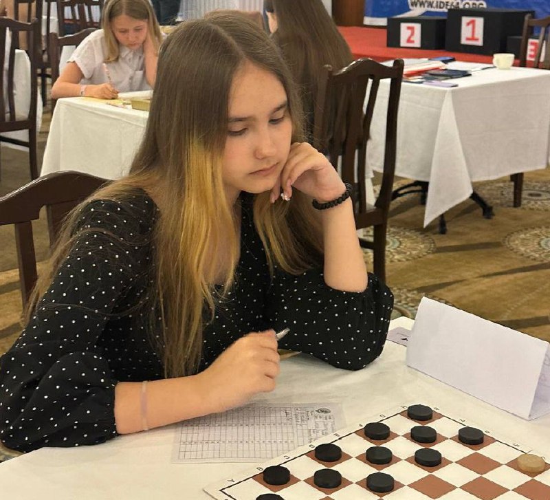 Спортсменка из Ишимбая стала чемпионкой ПФО по русским шашкам  В Казани завершился чемпионат Приволжского федерального округа среди женщин в быстрой игре. 22 участницы разыграли медали.   Воспитанница ишимбайской спортшколы по шашкам Софья Степанова одержала серию побед во всех семи партиях и набрала максимальное количество очков – 14.   Подготавливал чемпионку тренер Янис Сафин.  Фото: Ишимбайская спортивная школа по шашкам