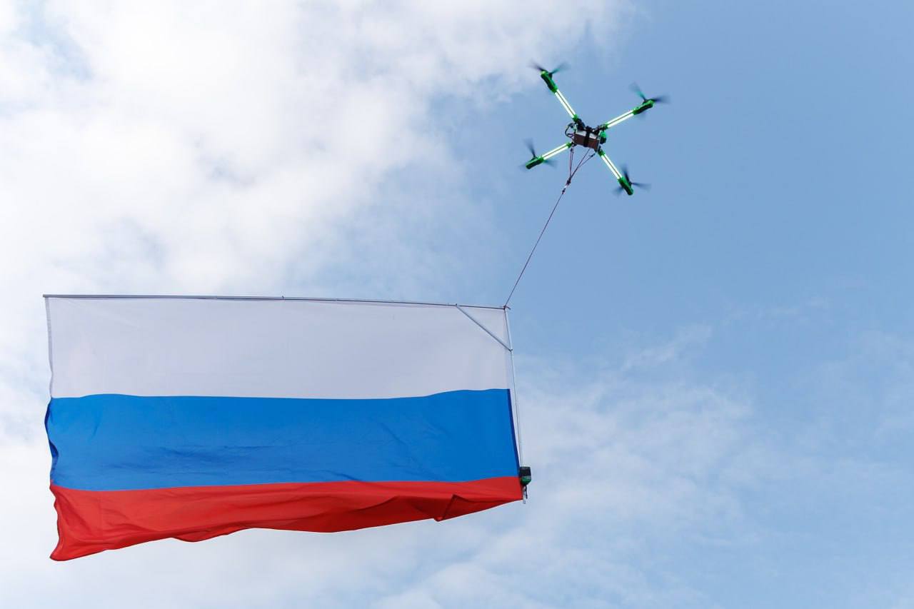 Сегодня в Олимпийском комитете провел рабочую встречу с президентом Федерации гонок дронов России. Илья Галаев рассказал, какие шаги предпринимает федерация для исполнения поручения Президента России Владимира Владимировича Путина о снижении возрастного порога для участников соревнований. Так, начиная с 2026 года во Всероссийском чемпионате пилотирования дронов «Пилоты будущего», а также в соревнованиях под эгидой федерации смогут участвовать дети в возрасте от 7 лет. Интерес к чемпионату «Пилоты будущего» колоссальный. В первенстве, которое впервые прошло в 2024 году, приняли участие порядка 6000 школьников из 80 регионов России. Во вторых соревнованиях, которые стартовали в апреле 2025 года, участники уже подали более 16 000 заявок. «Пилоты будущего» – это платформа для выявления наиболее перспективных пилотов спортивных квадрокоптеров среди школьников, развития их инновационного мышления и получения первого соревновательного опыта в гонках дронов. Финал проекта запланирован на октябрь. Также глава государства поручил обеспечить присвоение спортивных званий и разрядов по виду спорта «гонки дронов». Здесь работа тоже уже начата: присвоены 3-й и 2-й спортивные разряды более 30 пилотам. Что касается развития всероссийского физкультурно-спортивного общества «Трудовые резервы», которое также возглавляет Илья Галаев, то здесь большим успехом пользуются мультиспортивные соревнования. Они проходят в формате корпоративных фестивалей, которые позволяют каждому участнику попробовать свои силы и найти любимый вид спорта. С 12 по 15 июня в Уфе состоялся Всероссийский летний корпоративный фестиваль «Трудовые резервы». Он объединил почти 110 организаций из 32 регионов России. В следующий раз любители корпоративного спорта соберутся осенью в Сочи.