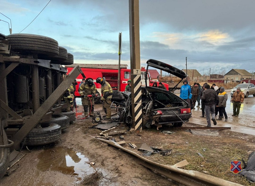 Устанавливаются обстоятельства ДТП в Светлоярском районе  По предварительным данным, 18 декабря 2024 года в 15-00 час. напротив дома №1 по ул. Новостройка произошло столкновение автомобилей «Фольксваген Поло», «ВАЗ-2114» и двух грузовых автомобилей «Вольво».  В результате ДТП пострадали водитель и пассажирка автомобиля «Фольксваген», водитель и пассажир автомобиля «ВАЗ».   На месте аварии работают экипажи Госавтоинспекции. Движение на участке дороги затруднено.