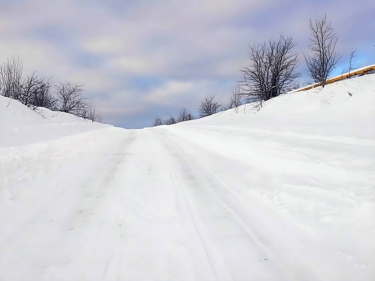 7 января в Самарской области откроется автозимник Шелехметь Белые домики Запустить временную дорогу стало возможно после достаточного промерзания грунта на всем ее протяжении Это маршрут длиной 27 км от автодороги Рождественно Новинки до трассы Урал Солнечная Поляна Ширяево Министерство транспорта Самарской области отмечает что проезд рекомендуется только для транспортных средств подготовленных к зимним условиям а также призывает водителей соблюдать скоростной режим и проявлять повышенную осторожность Минтранс Самарской области   Подпишись на truekpru63 Мы в MAX