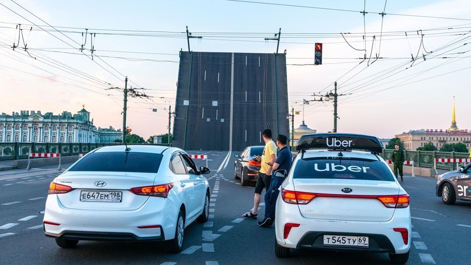 В Петербурге депутаты ЗакСа предложили упростить работу иногородним таксистам Авторы идеи выступили за то, чтобы позволить самозанятым таксистам получать разрешения на работу перевозчиком не в регионах, где они зарегистрированы по месту жительства, а там, где фактически работают. Соответствующую федеральную инициативу парламентарии рассмотрели на очередном заседании. Сейчас у водителей такой возможности нет, что приводит к дефициту кадров, росту цен на поездки и налоговым потерям для регионов. Так, по данным главы комиссии ЗакСа по транспорту Алексея Цивилева, из 22 тысяч самозанятых, которые указали такси как основной вид деятельности в Петербурге, в городском реестре такси зарегистрировано только 2,4 тысячи человек. Михаил Тихонов/"ДП"