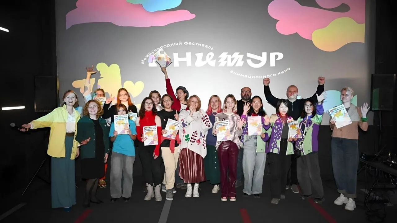 Стартовал прием заявок на участие в конкурсе Международного фестиваля Анимур Мероприятие пройдет в Хабаровске с 1 по 4 октября Это будет пятый юбилейный сезон Создателей анимационных фильмов и сериалов приглашают показать свои работы миру Заявки от режиссеров студий и независимых аниматоров из разных стран принимаются на сайте фестиваля до 1 июня Участие в конкурсе бесплатное Отметим что за 4 сезона Анимура через программную дирекцию прошло более 7 тысяч заявок из сотни стран а в шорт листы и сердца зрителей попали более 500 проектов   Будь в курсе событий везде ОК VK MAX
