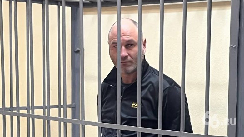 По делу о мошенничестве арестовали главу благотворительной организации Ленинский районный суд Екатеринбурга арестовал до 7 февраля Михаила Арзамасцева передает корреспондент 66 RU Ему грозит 10 лет колонии Арзамасцева обвиняют в незаконной покупке комнаты в общежитии Он якобы купил комнату за 1 млн рублей но по итогу деньги не выплатил Площадь комнаты составляет 15 квадратных метров При обыске у него нашли несколько миллионов рублей Показания потерпевшего по делу вызывают у защиты серьезные сомнения так как сделка проводилась нотариусом и не оспаривалась никем Защита считает обвинение необоснованным рассказал 66 RU его адвокат Вячеслав Астафьев По его словам Арзамасцева также подозревают по статье о незаконной банковской деятельности Астафьев подчеркнул что при задержании к его доверителю применили силу его душили цепочкой Новости из Екатеринбурга