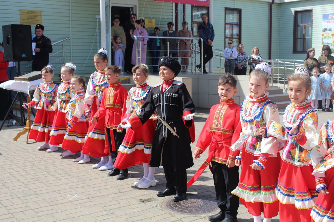 Казачий край В рамках Года защитника Отечества и 80-летия Победы в Белоглинском аграрно-техническом техникуме состоялся фестиваль «Казачий край». Почетными гостями мероприятия были глава муниципалитета Олег Ефимов, его заместитель, районный атаман Алексей Яшкин, а также участники специальной военной операции. Торжественное открытие началось с выступления творческих коллективов – воспитанников детских садов № 1 и № 8, образцового фольклорного ансамбля «Родничок Кубани» и «Белоглинские казачата». В мероприятии приняли участие представители Павловского, Гулькевичского, Кавказского и Новопокровского районов, а также Ростовской области. Они продемонстрировали навыки метания спортивных ножей, фланкировки, разборки-сборки автомата Калашникова и рубки шашкой. Кроме того, организовали музей боевой славы и полевую кухню. Фестиваль «Казачий край» позволил присутствующим познакомиться с культурой и традициями Кубани.