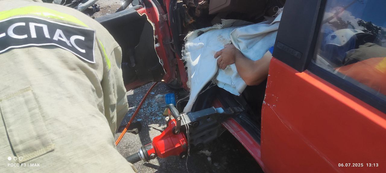 В Бахчисарайском районе водителя легковушки зажало в салоне в результате ДТП Как сообщили в МЧС Крыма, авария произошла с двумя легковушками — Geely и Lada. Водитель второго автомобиля оказался зажат конструкциями в салоне. Ему понадобилась помощь спасателей. «Спасатели при помощи гидравлического аварийно-спасательного инструмента деблокировали пострадавшего и передали медработникам», — говорится в сообщении. Фото: МЧС РК Крым 24