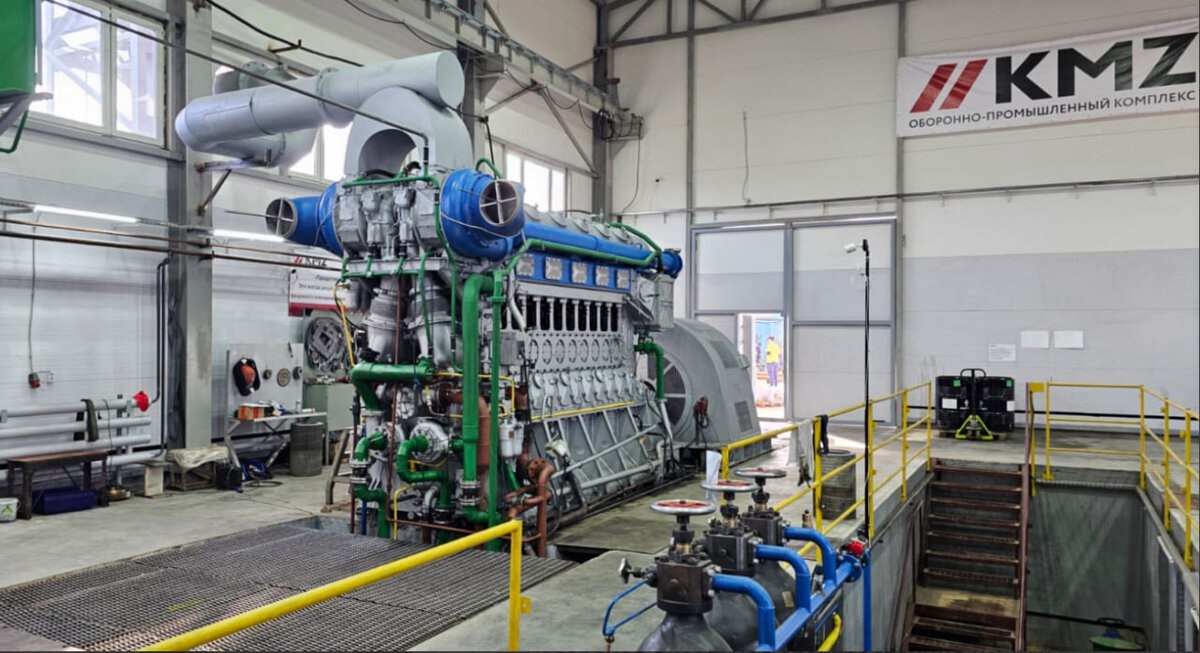 Завод в Ленобласти импортозаместит запчасти для турбин Siemens на 500 млн рублей Кингисеппский машиностроительный завод Ленинградская область импортозаместит лопатки для турбин Siemens SGT 700 Немецкий производитель как известно ушел из России в 2022 году Лопатки для турбин Siemens предназначены для работы в условиях высоких температур и нагрузок Они преобразуют мощность расширенного газа в механическую работу претворяя ее в электроэнергию На этапе производства разрабатываемого изделия планируется применение материалов аналогичных материалам Siemens из российской производственной базы Общий объем инвестиций составляет 500 млн рублей А планируемый объем рынка для импортозамещенных изделий оценивается более чем в 800 млн рублей с конца 2027 по 2030 год