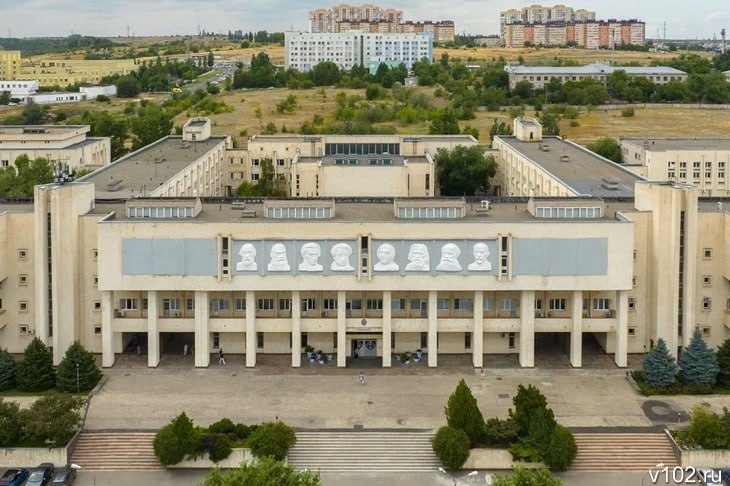 Волгоградские вузы уступили конкурентам в сотне лучших университетов России 3 июня агентство RAEX опубликовало ежегодный ТОП-100 вузов России. Как сообщает ИА «Высота 102», в 2025 году из трёх присутствующих в рейтинге волгоградских университетов удержаться на завоёванных позициях удалось лишь ВолгГТУ. Образовательное учреждение по-прежнему находится на 84-й строчке. С 82-й на 86-ю позицию опустился в таблице Волгоградский государственный университет. С 85-го на 88-е место откатился Волгоградский государственный медицинский университет.