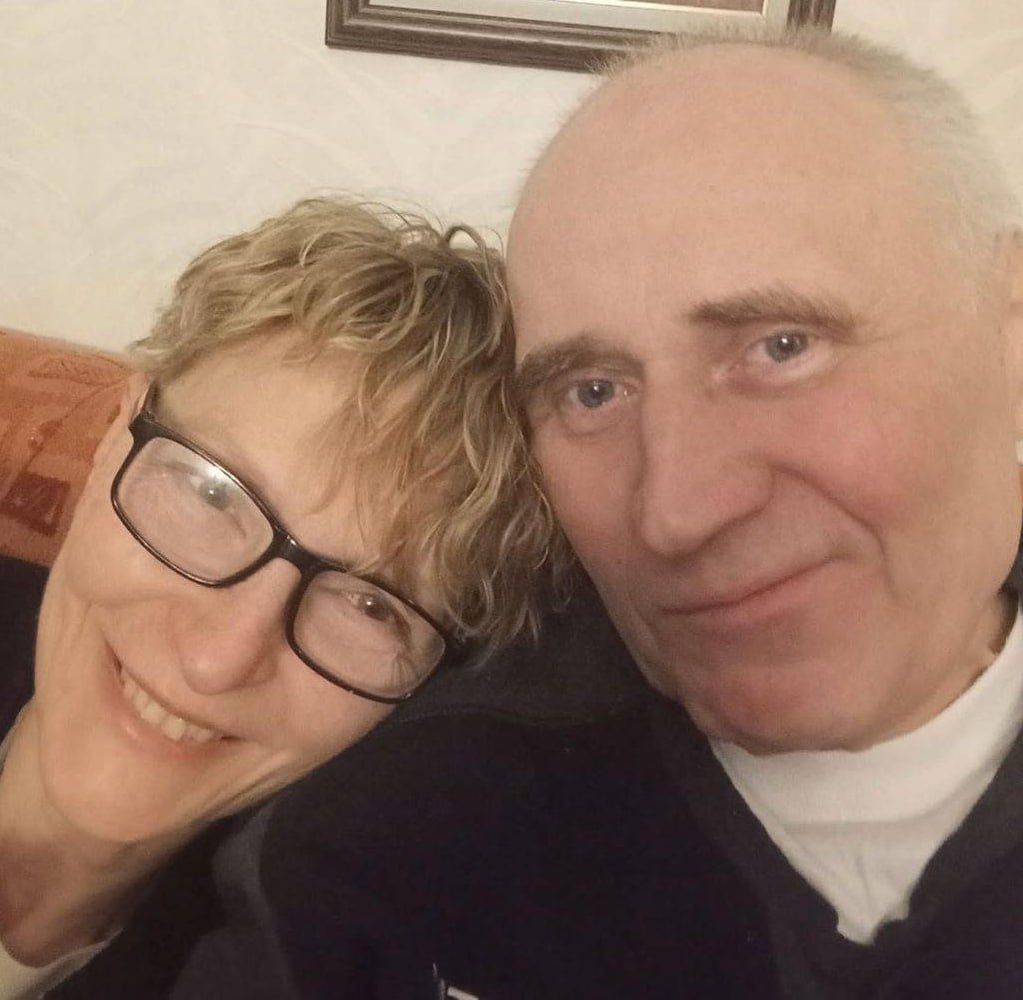 Из беларуской колонии вышел оппозиционный политик и бывший кандидат в президенты Николай Статкевич Из за критики Александра Лукашенко Статкевич неоднократно сталкивался с давлением со стороны режима За время своей политической карьеры он трижды становился фигурантом уголовных дел Приговор по последнему делу в отношении Статкевича огласили летом 2021 года В 2025 году Николая Статкевича вместе с несколькими десятками других беларуских политзаключённых освободили и вывезли в Литву Статкевич не дававший согласия на обмен и депортацию вернулся в Беларусь где его задержали и снова отвезли в колонию В колонии политик перенёс инсульт Как пишет Наша Нiва Статкевич уже вернулся домой Фото из соцсетей Подписаться Связаться Поддержать Patreon