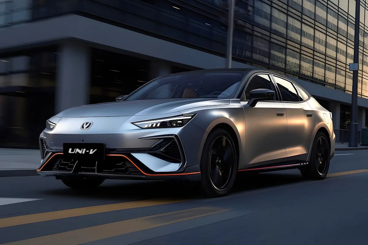 Марка Changan официально анонсировала обновлённый лифтбек Uni V для России Автомобиль получил турбомотор 2 0 мощностью 235 л с и восьмиступенчатый автомат До рестайлинга Changan Uni V предлагался с двигателем 1 5 181 л с и 7 ступенчатой роботизированной коробкой Цены на обновлённую модель пока не объявлены Этот канал можно читать в МАХ