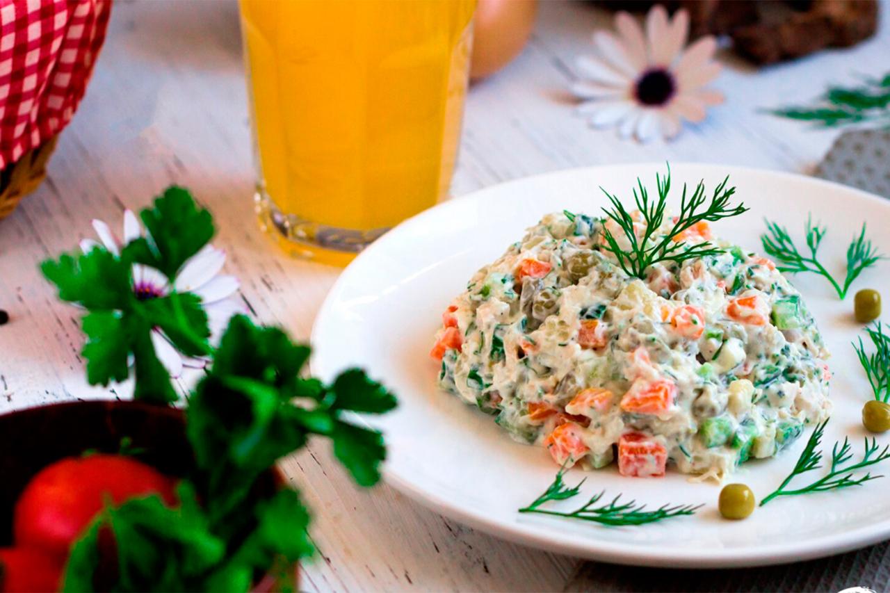 Врач назвал безопасную для здоровья порцию оливье Гастроэнтеролог Сергей Вялов заявил что культовый салат стоит есть всего ничего 150 200 граммов Это примерно 4 5 столовых ложек Но есть лазейка если растянуть поедание на 4 6 часов норму можно увеличить до 300 граммов Главное не съедать все в один присест и не устраивать дуэт оливье шуба без других блюд пишет ТАСС В новогоднюю ночь можно многое Кроме тазика оливье разом организм не одобрит   Подпишитесь на Абзац TG VK Дзен MAX Rutube