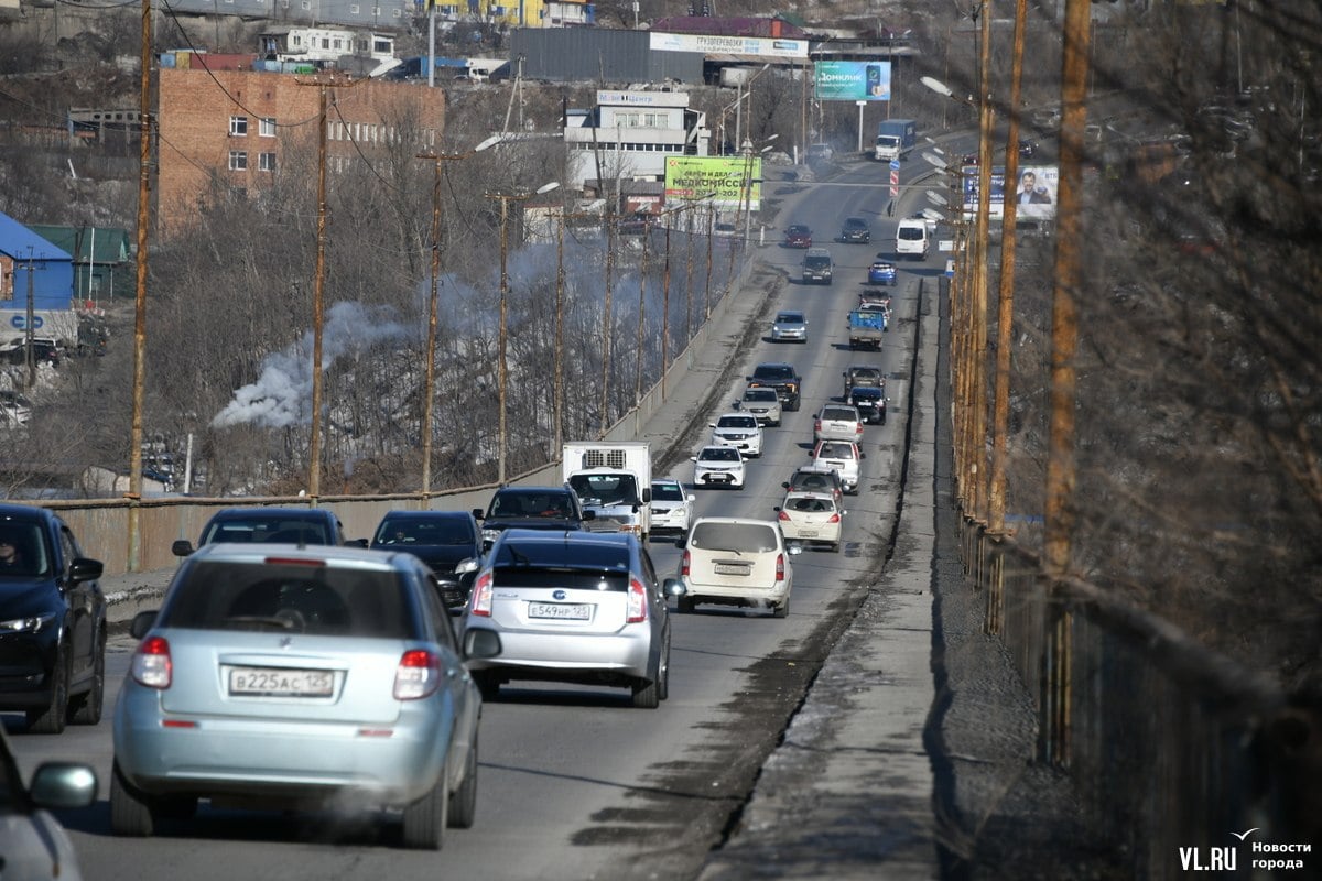 Сразу после начала строительства нового Рудневского моста во Владивостоке движение по старому перекроют. Этот момент отдельно уточнили в мэрии. То есть на всё время строительства город лишится важной транспортной связи двух районов.   «На время реконструкции моста движение по нему планируется полностью перекрыть, после чего будут проведены демонтаж сооружения с последующим строительством нового мостового сооружения. Объезд будет осуществляться по улицам Сельской, Стрелочной, Снеговой, Выселковой, Лоскутова. Срок, в который планируется провести полную реконструкцию мостового сооружения, – не менее трёх лет», – прокомментировали в городском Центре организации дорожного движения.