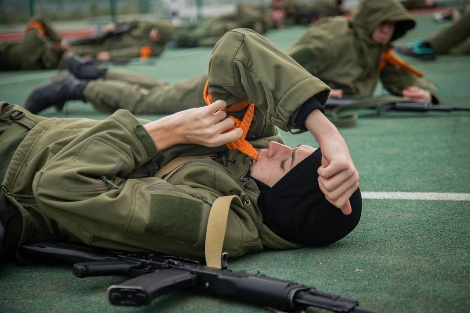 В Волгоградской области десятиклассники прошли военно-спортивную подготовку  Сборы для юношей проводились в оборонно-спортивного лагере «Авангард».  Десятиклассники из Новоаннинского прошли военно-спортивную подготовку на базе оборонно-спортивного лагеря «Авангард». Смена осеннего сезона военно-спортивных сборов прошла в рамках школьного предмета ОБиЗР, сообщают «Городские вести» со ссылкой на тг-канал «Новоаннинский сегодня».  Ребята смогли на практике применить теоретические знания, которые получили в школах на уроках в школах. Также юноши освоили сразу несколько дисциплин начальной военной подготовки. Каждый участник смены получил по два сертификата. Документы подтверждают успешное прохождение учебных сборов ОБиЗР и учебной программы Центра "ВОИН".  Отметим, что военно-спортивные сборы всегда проводились и проводятся для юношей, достигших определенного возраста. Министерство образования включило в школьную программу раздел «Основы военной службы» еще в 1998 году.