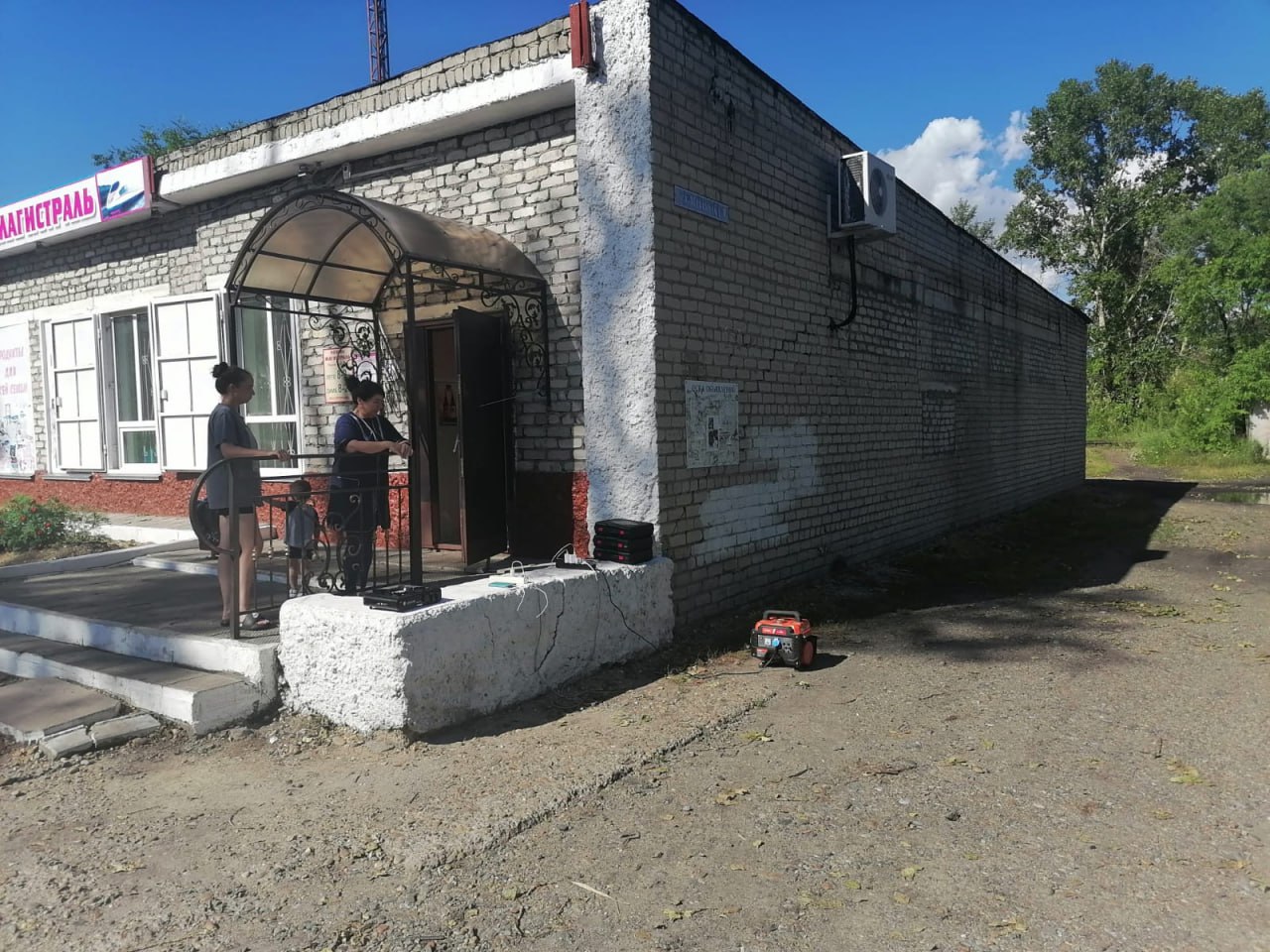 В Зелёном городке начал работу пункт по зарядке телефонов и подогрева пищи.   Он размещен вблизи магазина "Магистраль". Как и другие,  обеспечен дизель-генератором, позволяющим запитать сотовые телефоны электроэнергией, и газовыми плитками с баллонами.