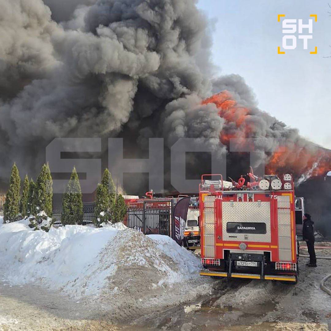 В Балашихе в мкр не Саввино мощно горят здания чайханы и автомойки Помещения выгорели почти дотла На месте работают экстренные службы О пострадавших информации пока нет Подпишись на интересные новости Мы в МАХ