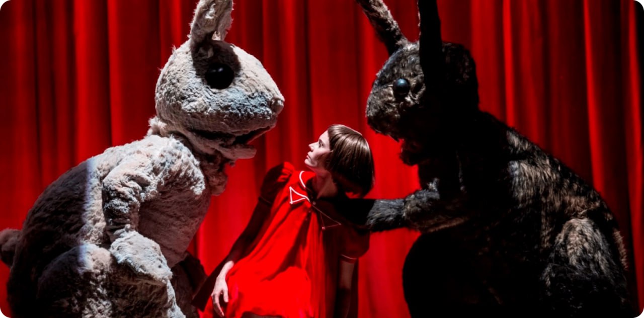 Алиса в Стране Чудес на экранах и на подмостках   В миры Льюиса Кэрролла можно попасть не только через кроличью нору но и через кино и спектакли Сегодня мы отмечаем неделю с выхода в прокат экранизации аудиоспектакля на стихи Высоцкого по мотивам Алисы в Стране Чудес Мы вдохновились фильмом с Анной Пересильд и подборка приключений Алис в Москве родилась сама собой Туда вошли гротескный экшн со злой Алисой кукольный сон путешествие с Евгением Маргулисом и семейная постановка Сергея Безрукова Открой меня мск театральный live