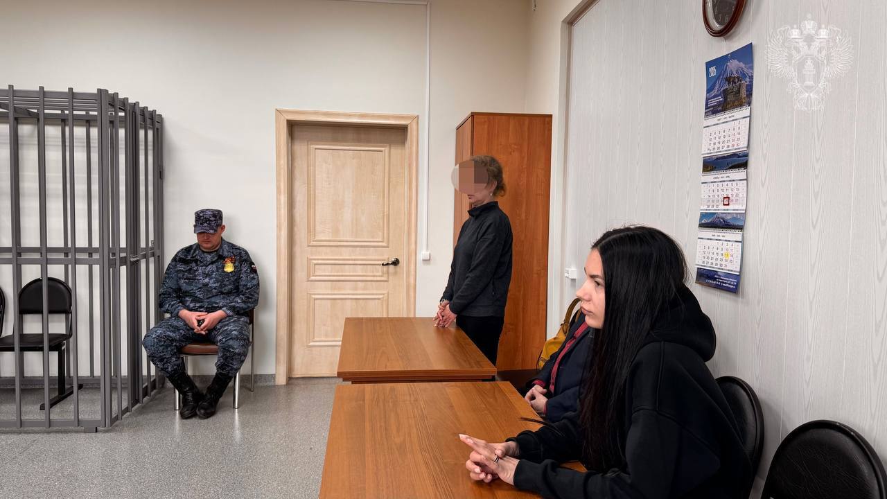 Вынесен приговор по уголовному делу в отношении логопеда – дефектолога, которая ударила ребенка на занятии Мировой судья Петропавловска – Камчатского вынес обвинительный приговор уголовному делу в отношении 54-летней жительница краевого центра. Она признана виновной по ст. 156 УК РФ неисполнение обязанности по воспитанию несовершеннолетнего . Суд установил, что подсудимая с февраля по декабрь прошлого года на возмездной основе осуществляла услуги логопеда-дефектолога, предполагающие помощь в социализации, развитии речи и способностей 10-летнего мальчика. В процессе занятий она применяла в отношении ребенка недопустимые и грубые методы воспитания, ударила. Фигурантка вину не признала. Ей назначено наказание в виде штрафа в размере 50 тыс. рублей. Приговор не вступил в законную силу.